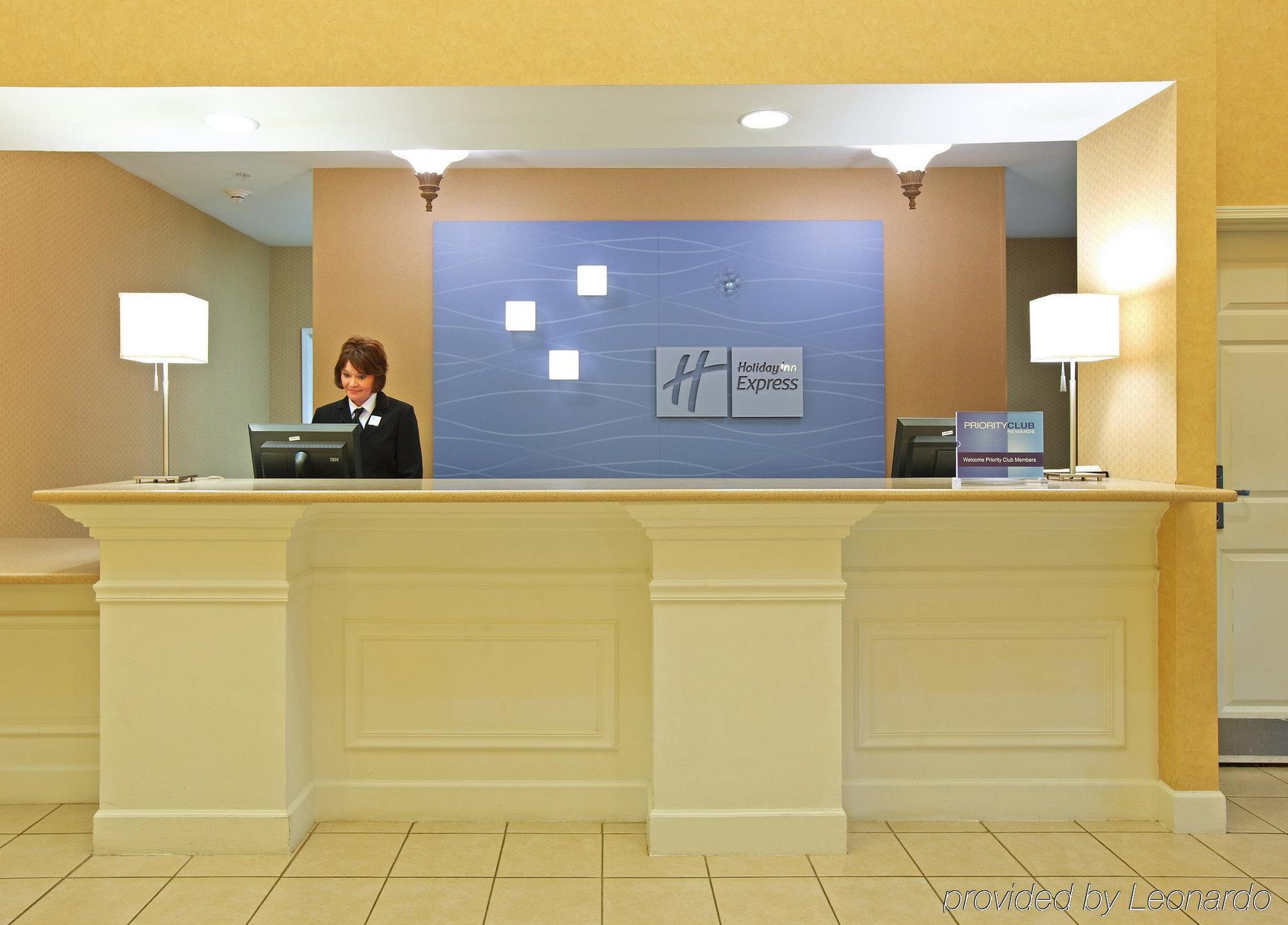 Holiday Inn Express & Suites Magnolia-Lake Columbia Interior photo