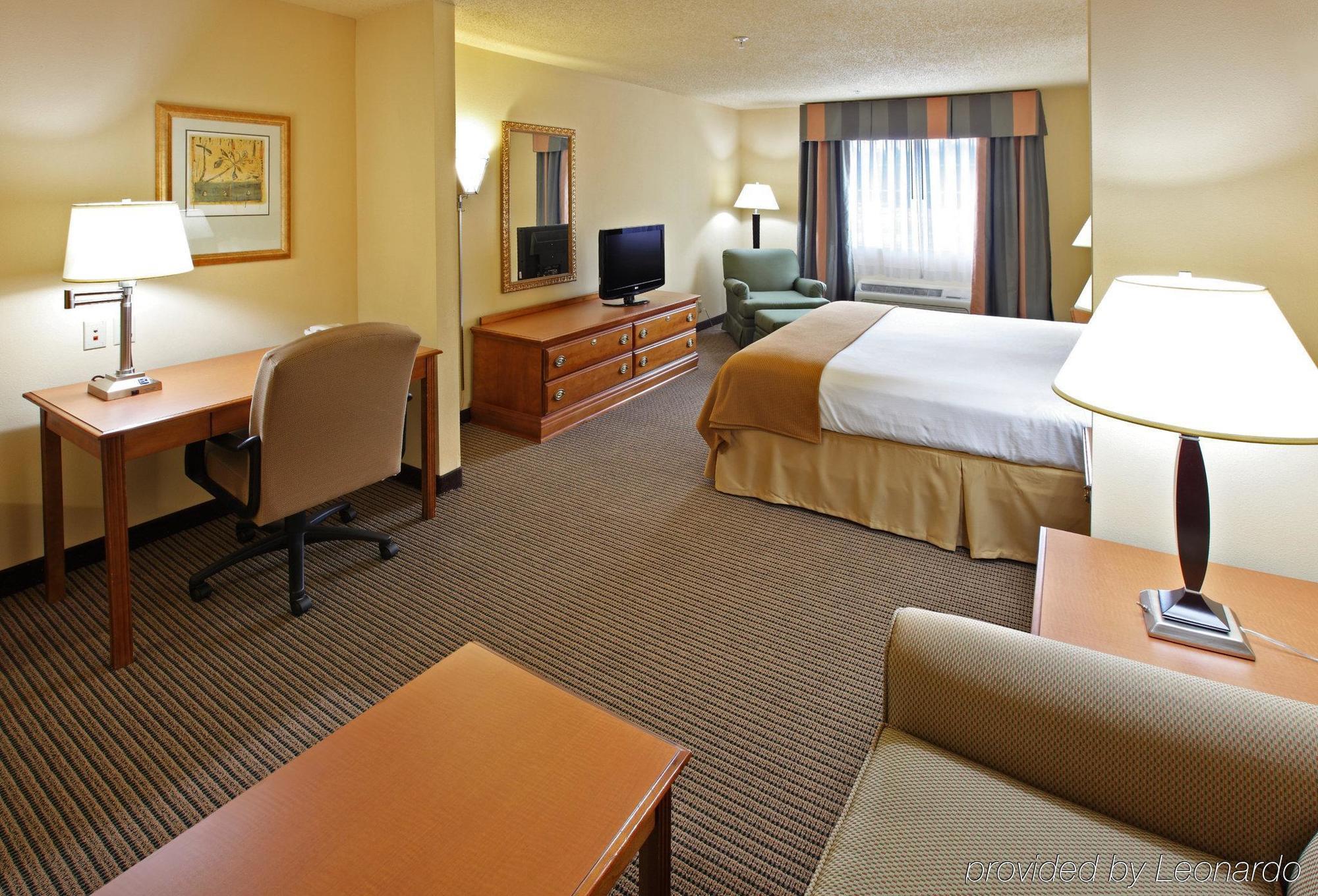 Holiday Inn Express & Suites Magnolia-Lake Columbia Room photo