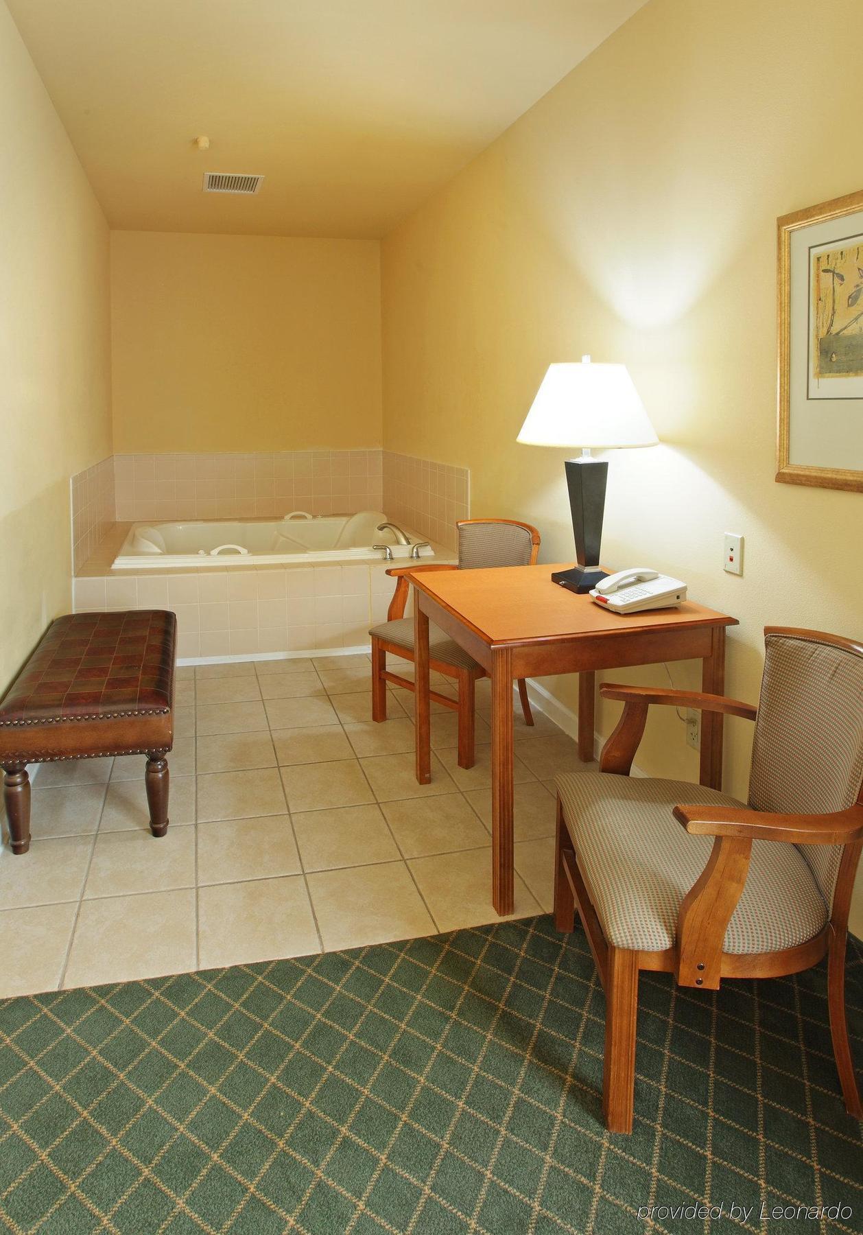 Holiday Inn Express & Suites Magnolia-Lake Columbia Room photo