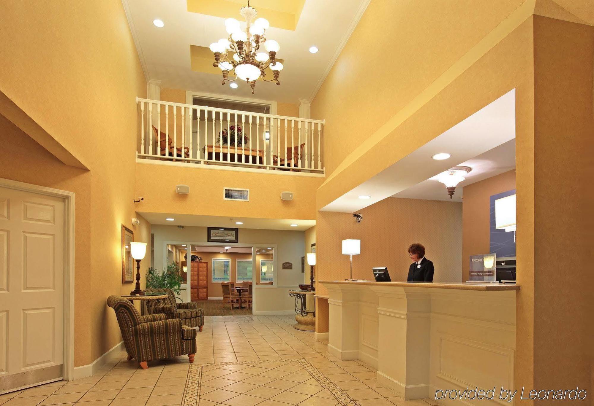 Holiday Inn Express & Suites Magnolia-Lake Columbia Interior photo